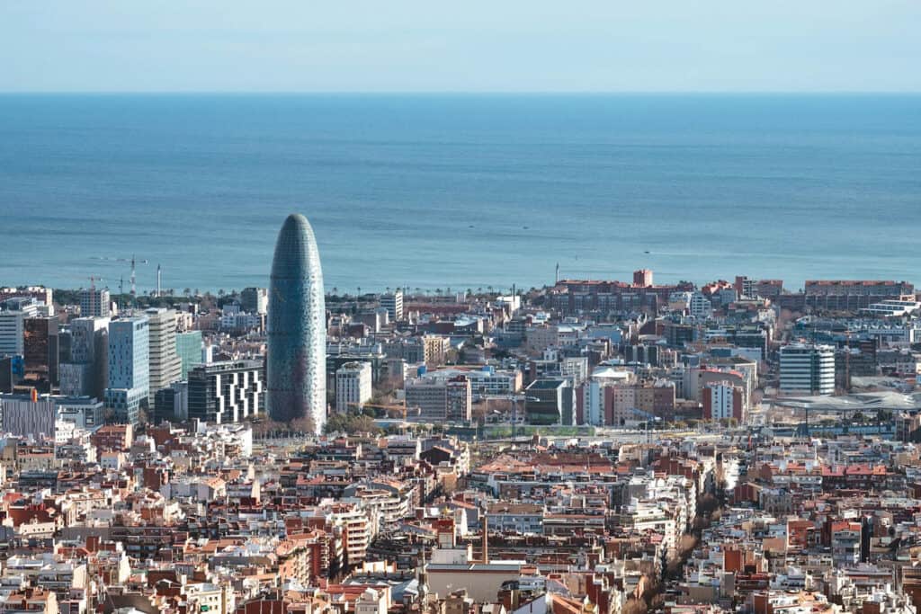 City skyline featuring Torre Glòries in Barcelona.