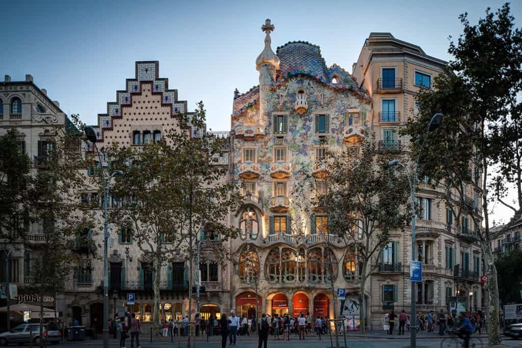 Overview of Casa Batlló in Barcelona, showcasing its unique architectural design.