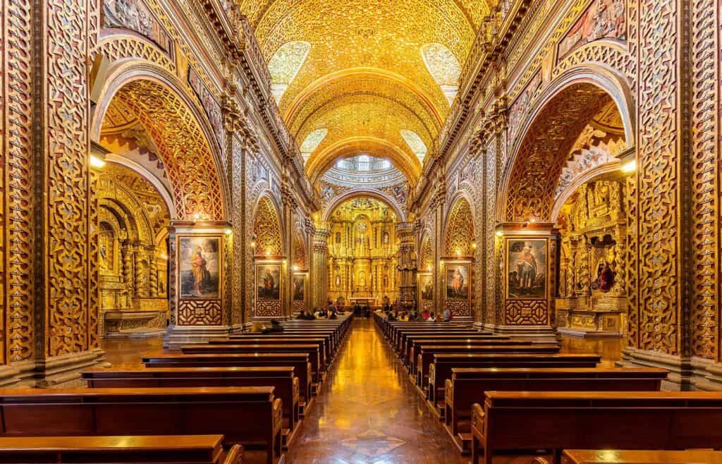 Ornate interior of La Compañía de Jesús Church