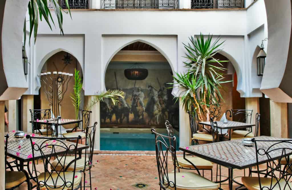 Table with geometric shapes in a Moroccan hotel