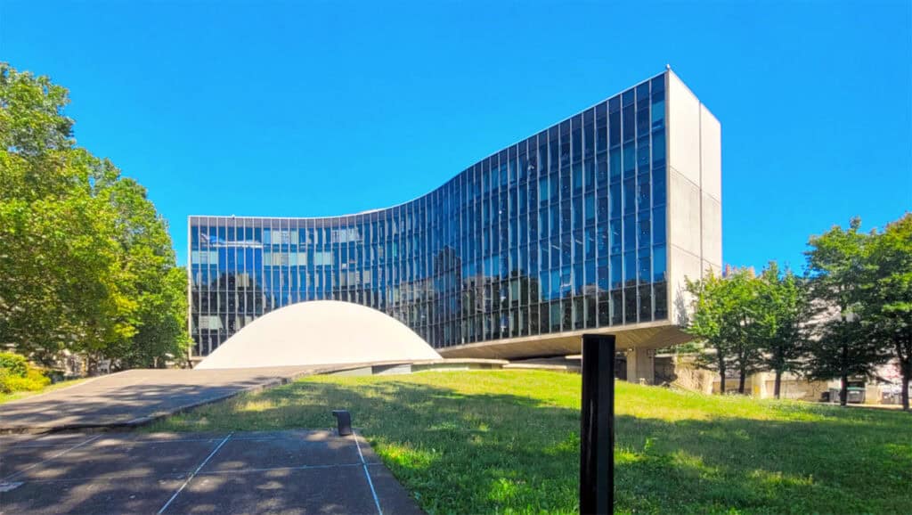 Espace Niemeyer modern architecture Paris