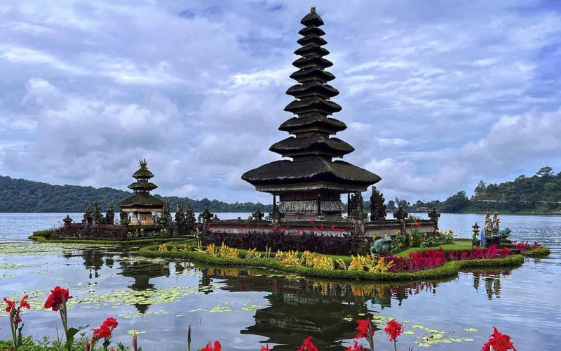 Ulun Danu Beratan Temple, iconic Indonesian landmark.